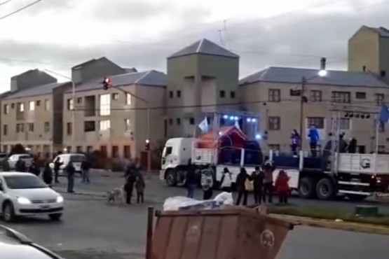 Escenario musical en la Av. Perón.