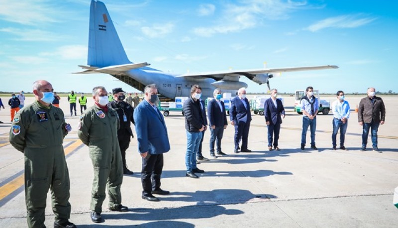 Llegó a Córdoba el avión Hércules que transporta respiradores