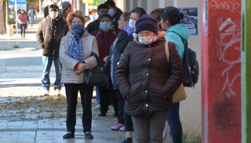 Personas con barbijos haciendo fila en la calle (Foto archivo C.R.)