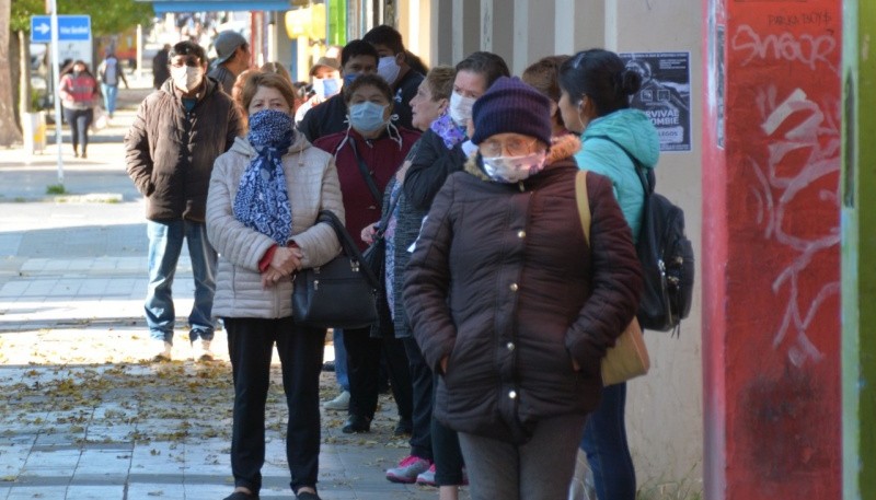 Vecinos haciendo la fila para ingresar a un comercio (Foto C.R.)