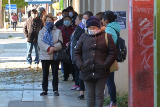 Vecinos haciendo la fila para ingresar a un comercio (Foto C.R.)