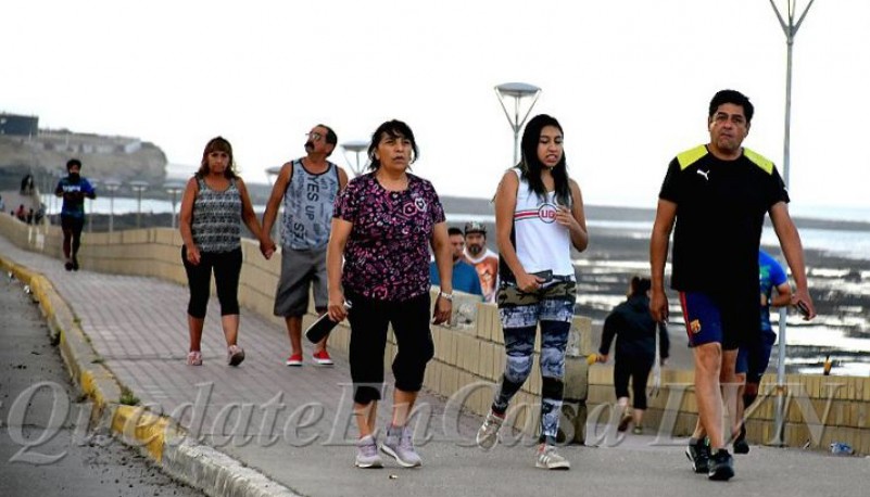 Vecinos paseando en la costanera. 