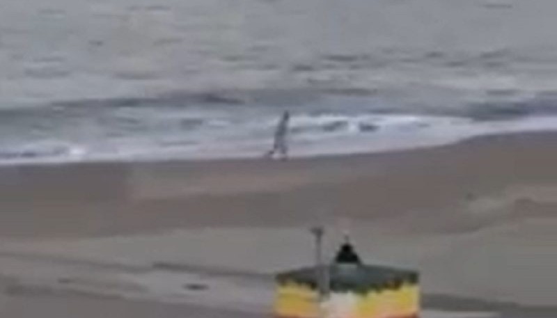 Violó la cuarentena y se metió al mar completamente desnudo