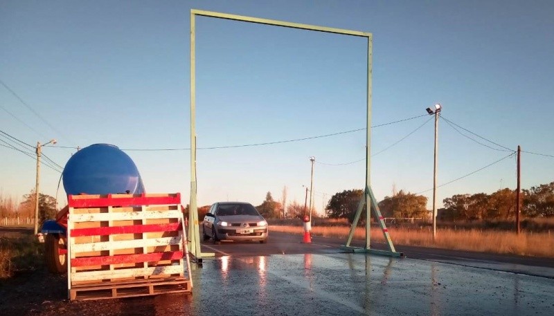 Municipio instaló un arco de desinfección automatizado en la ruta 7