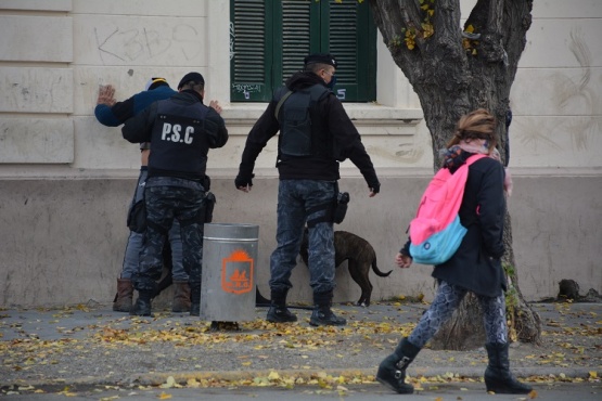 Aprehenden a dos hombres por orinar en la vía pública (C.R)