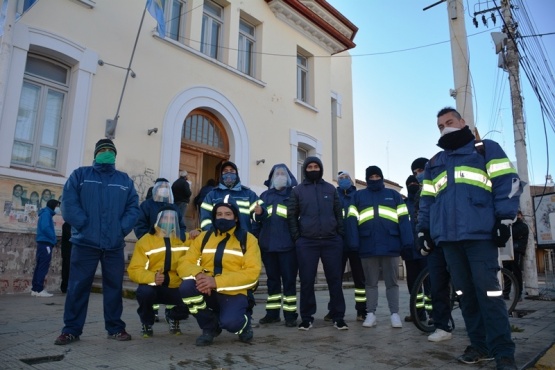 Trabajadores del Correo Argentino afuera de la sucursal (Foto: C. Robledo))