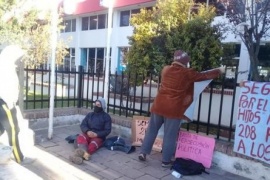 Municipal despedido se rocía con nafta en medio de una protesta