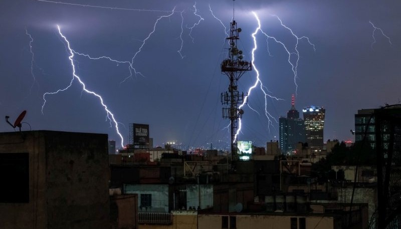 Motivos para no bañarse o lavar los platos durante una tormenta eléctrica