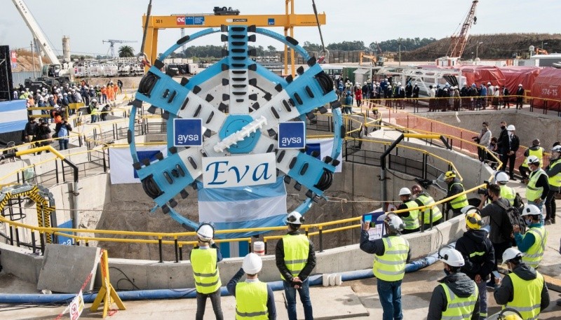 El Presidente encabezó la bajada de una tunelera que dará agua potable a millones de vecinos