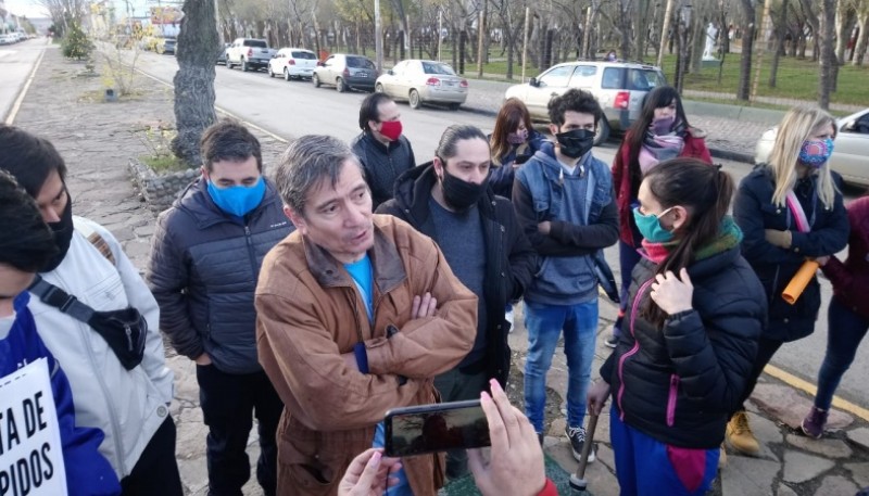 El reclamo frente al Municipio de Río Gallegos (Foto C.R.)