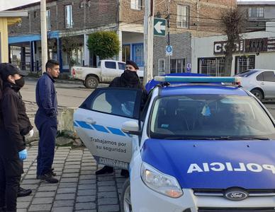 Personal policial en el lugar.