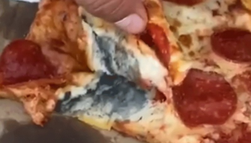 Una mujer compró una pizza, notó un gusto raro y descubrió que estaba llena de hongos