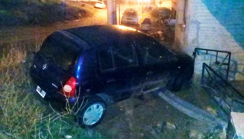 El auto tiró una especie de portón y terminó contra la pared de la casa. 