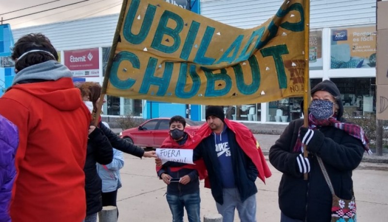 Multitudinaria caravana en rechazo a la falta de pago de salarios