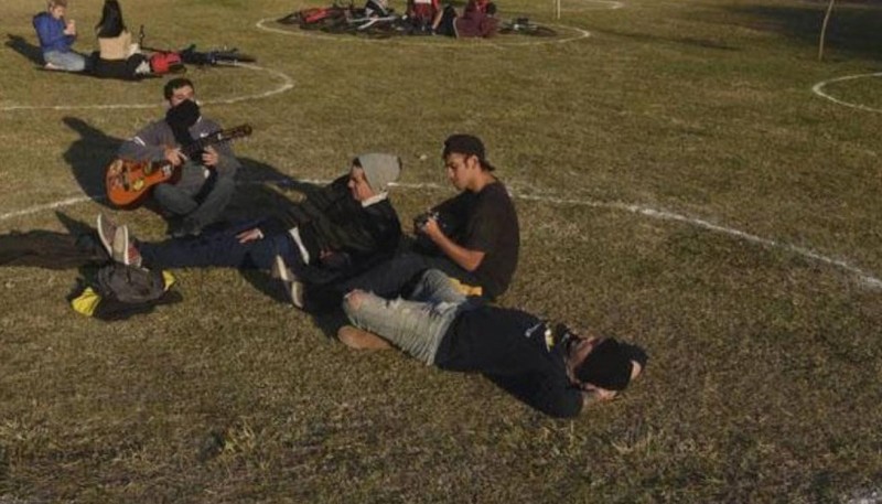 Pintaron círculos en los parques para hacer picnic con distanciamiento