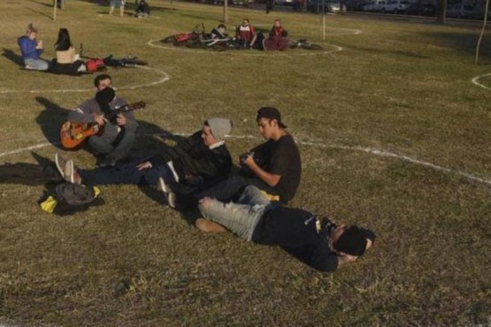 Pintaron círculos en los parques para hacer picnic con distanciamiento