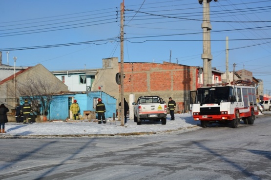 Bomberos y personal de Camuzzi trabajaron en la casa. (Foto: C.R.)   