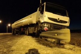 Un camión despistó y terminó contra el guarda rail