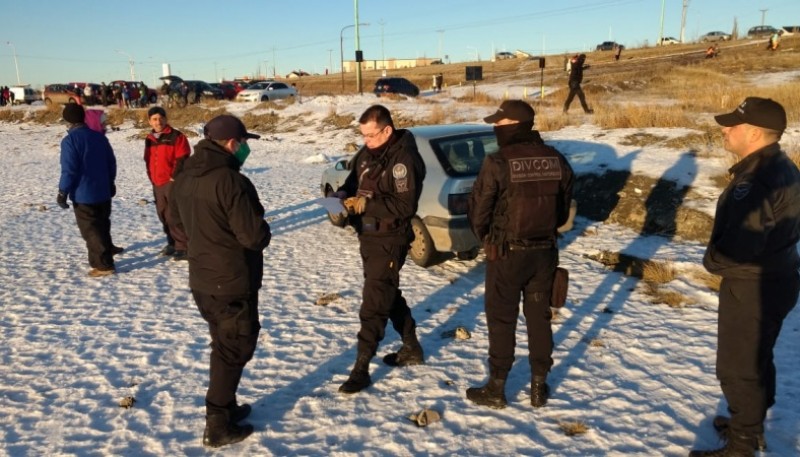 Jugaba con su vehículo y la policía se lo secuestro por falta de seguro 