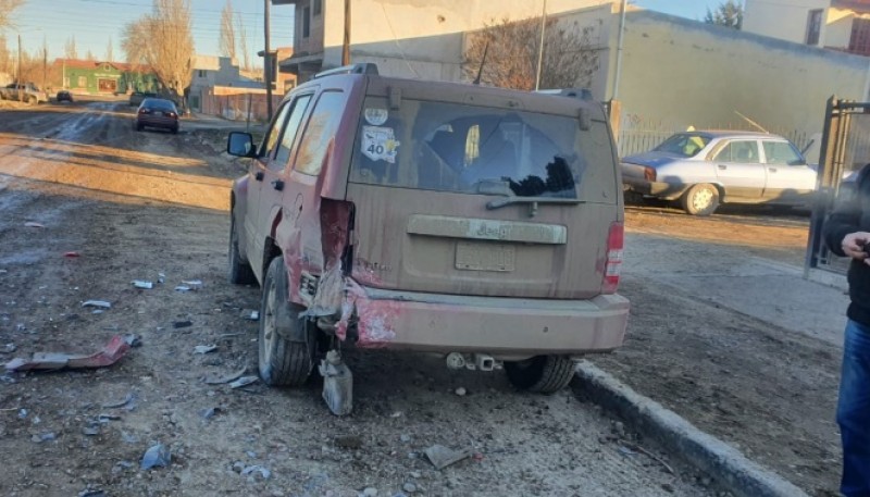 Hombre en estado de ebriedad colisionó a dos autos estacionados 