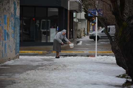 Foto viral: Monjita del IMA salió a quitar la nieve de la vereda (C.R)