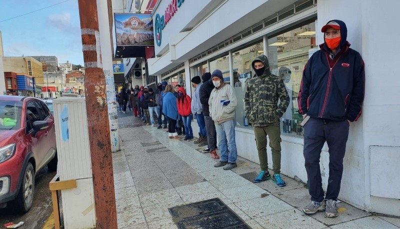 La fila con cientos de personas. 