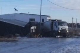 Camión recolector chocó marcha atrás contra una casa