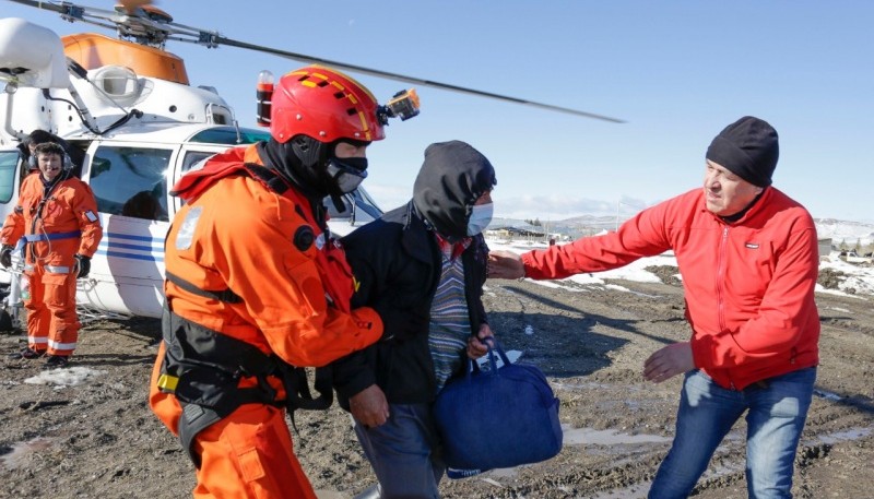 Evacuaron en helicóptero a cuatro personas más que estaban aisladas por el temporal de nieve en Colonia Cushamen