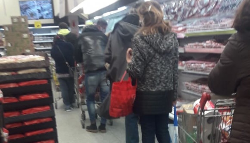 El aislamiento social, preventivo y obligatorio trajo largas colas en los supermercados