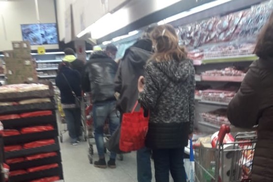 El aislamiento social, preventivo y obligatorio trajo largas colas en los supermercados