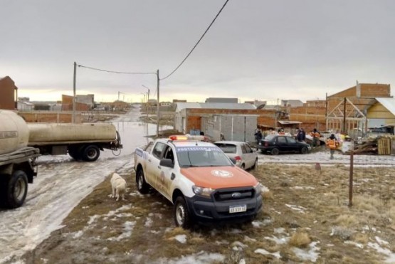 Protección Civil trabaja en las inundaciones en los barrios de Río Gallegos