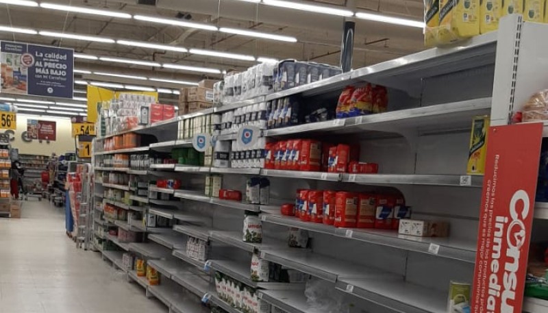 Supermercados con poco stock de yerba.