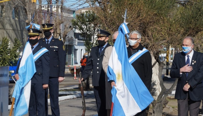 Caleta Olivia homenajeó al Libertador, pese al viento, la lluvia y el granizo