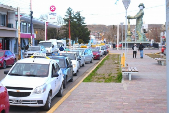 Choferes y propietarios de taxis reclamaron con un bocinazo