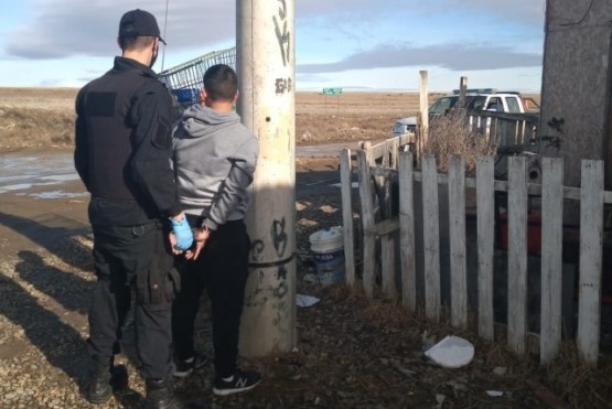 Momento de la detención del sujeto que asaltó el local comercial. 