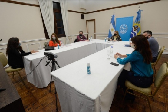 Alicia firmó la escritura de las tierras del Parque Provincial Cuevas de las Manos 