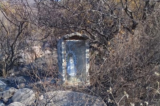 Un bombero encontró a una Virgen de Luján intacta en medio de los incendios de Córdoba