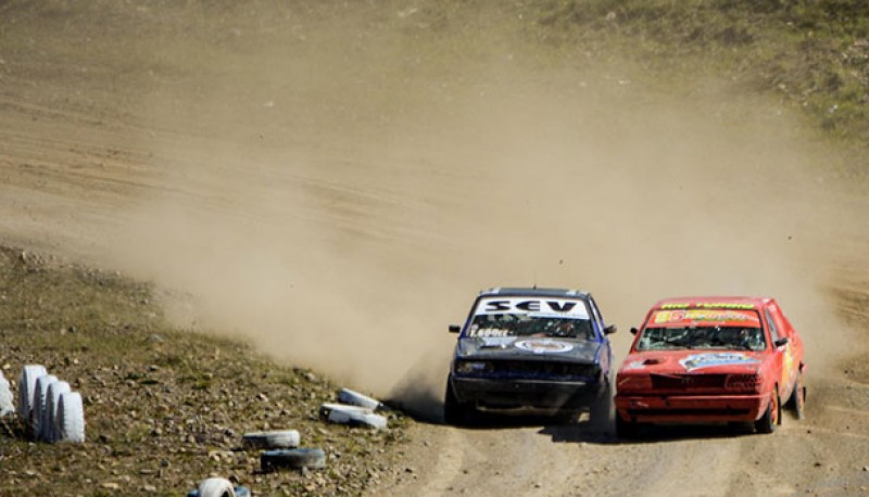 Los autos de la 1600cc esperan por la vuelta al circuito. 