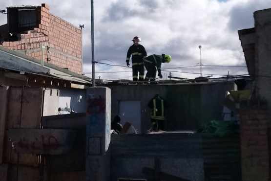 Bomberos en el techo de la casa (Foto: C.Robledo).