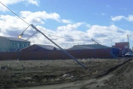 Caen los postes y se quiebran los árboles en Río Gallegos