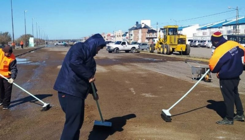 Biss supervisó las tareas de limpieza del personal de Ambiente y Obras Públicas