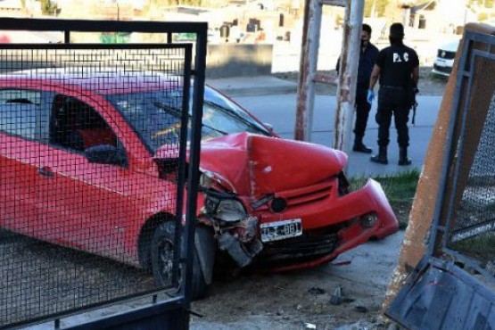 Dos jóvenes heridos al incrustarse con su vehículo contra un paredón