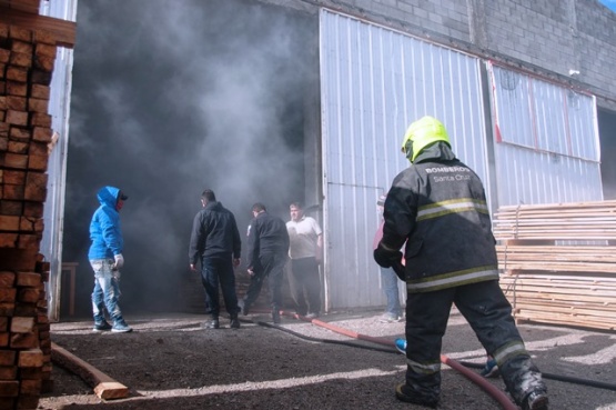 El fuego se originó en la maderera Tolhuin. (Foto: L.F.)