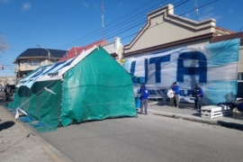 La UTA instaló una carpa frente al Municipio de Río Gallegos