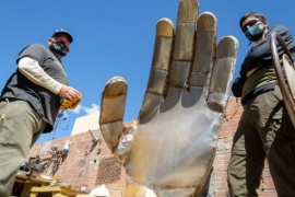 Un monumento en homenaje a quienes actuaron ininterrumpidamente durante la pandemia