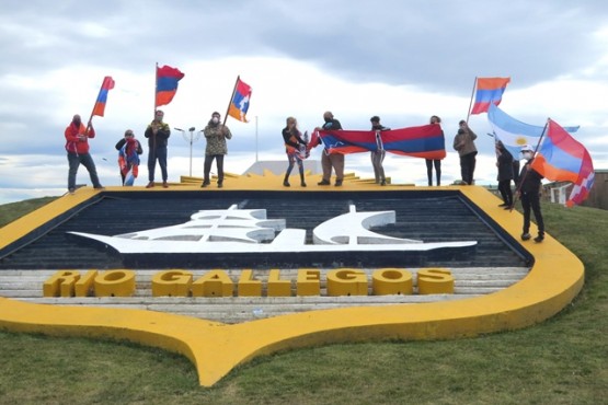 Armenios plantan su bandera en Río Gallegos por un conflicto bélico a 15 mil kilómetros