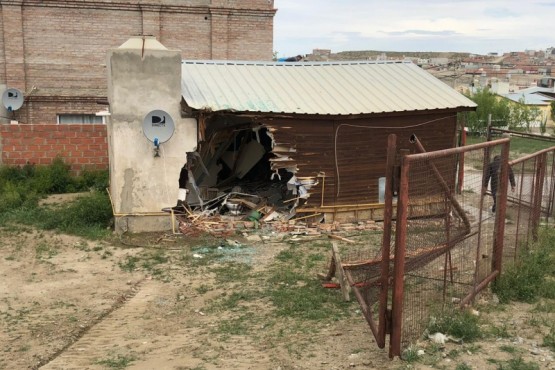 Caleta Olivia| Una mujer se salvó de milagro cuando una topadora rompió la pared de su living