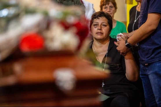 María en la despedida de los restos de Santino. (Foto: El Tribuno de Salta)