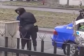 Sumariaron al policía que le pego un cabezazo a un joven