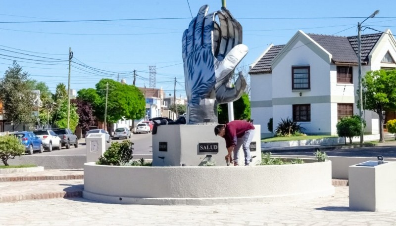 De manera virtual, Rawson inauguró monumento en homenaje a quienes luchan durante la pandemia 